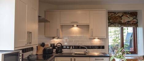 冷蔵庫、電子レンジ、オーブン、食器洗い機