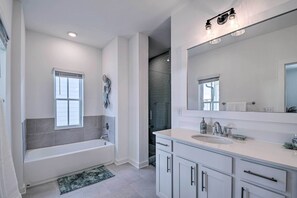 Bañera con ducha, secador de pelo, toallas