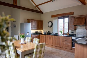 Fridge, oven, dishwasher, cookware/dishes/utensils