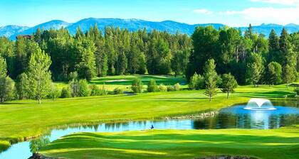 Meadow Lake Golf Course, Private Retreat w/ Hot Tub and Loaded with Amenities