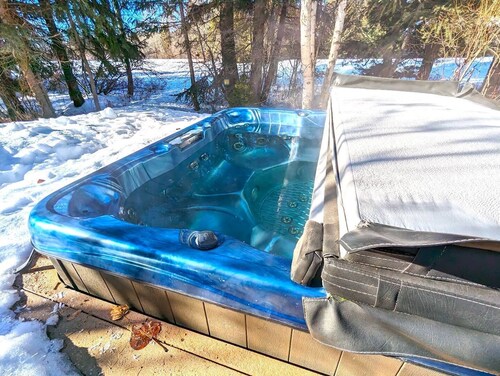 Meadow Lake Golf Course, Private Retreat w/ Hot Tub and Loaded with Amenities