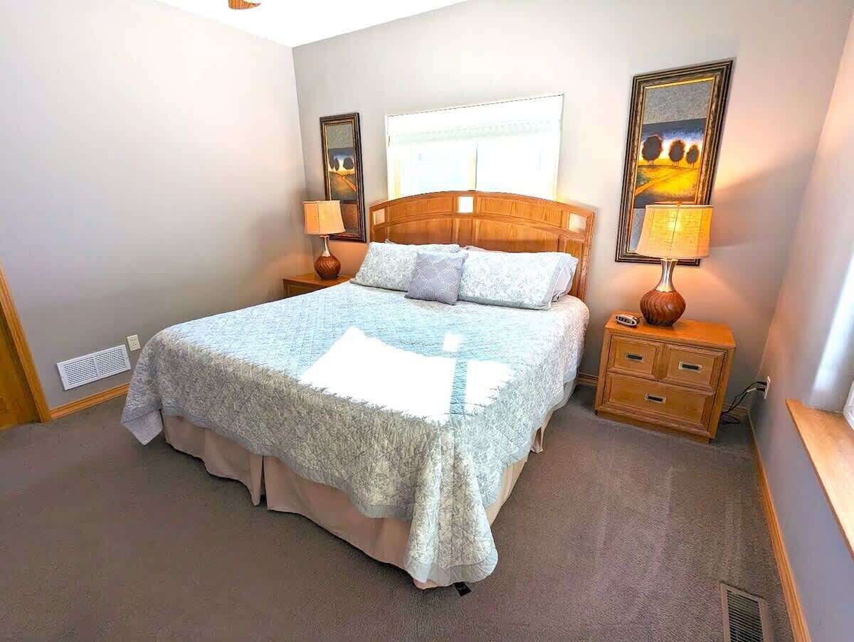 3 bedrooms, iron/ironing board, WiFi, bed sheets