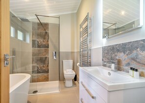 Bathroom - 3 bedroom accommodation in Faringdon (Faringdon)