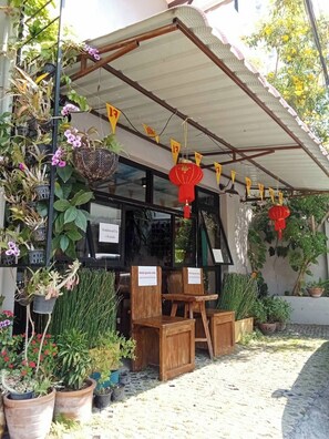 Vista frontal de la propiedad