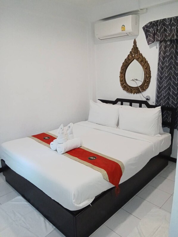 Habitación estándar, 1 cama Queen size | Cortinas blackout, wifi gratis y ropa de cama 