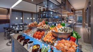 Ein Meeresfrüchtebuffet mit verschiedenen Schalentieren und Fisch, präsentiert auf Eis.