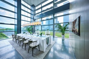 2 restaurants; breakfast, lunch and dinner served  - Genpla Hotel Shenzhen Qianhai (Shenzhen)