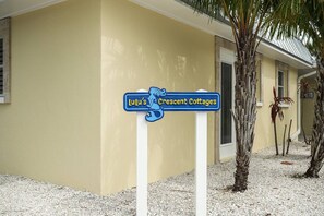 A sign for Lulu's Crescent Cottages with a clear view of the building's exterior. - Relax at Lulu's! Pool, Walk to Beach, Dog friendly (Sarasota)
