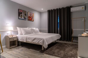 Superior-rum | Värdeförvaringsskåp på rummet, skrivbord och mörkläggningsgardiner