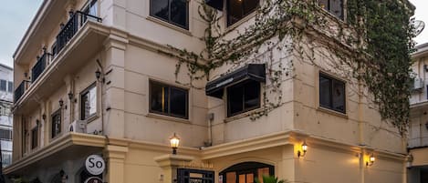 Vista frontal de la propiedad