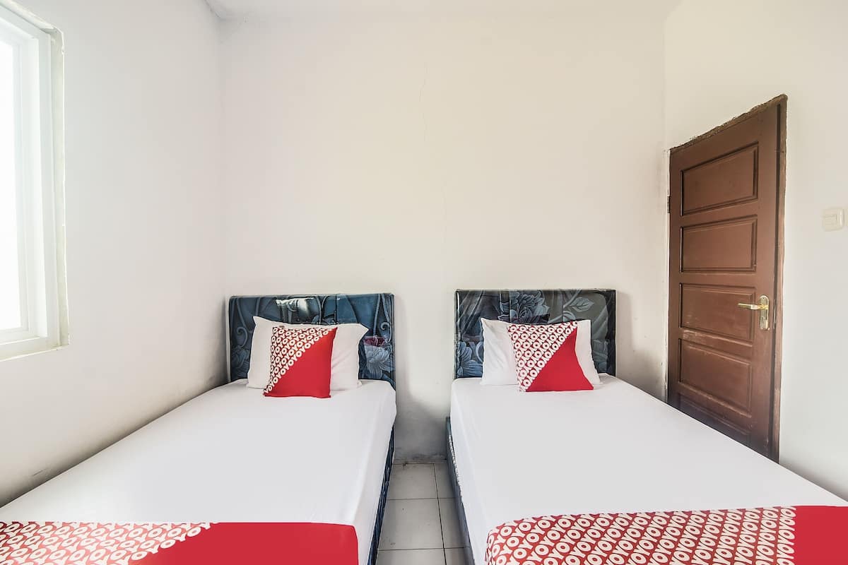 twin room | desk, free wifi, bed sheets