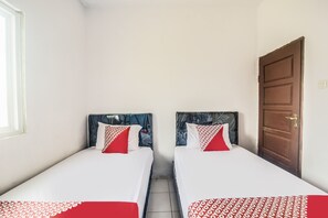 Twin Room | Desk, free WiFi, bed sheets - Hotel O 3m Kost Dan Homestay (Manado)