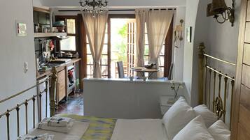 Estúdio conforto, 1 cama Queen e sofá-cama, vista para o jardim, de frente para a praia | 1 quarto, roupas de cama premium, camas Tempur-Pedic, cofres nos quartos