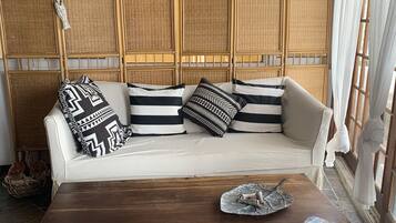 Panoramic Studio Suite , 1 Queen Bed , Sea View | บริเวณนั่งเล่น