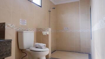 Un baño con inodoro, ducha y lavabo.