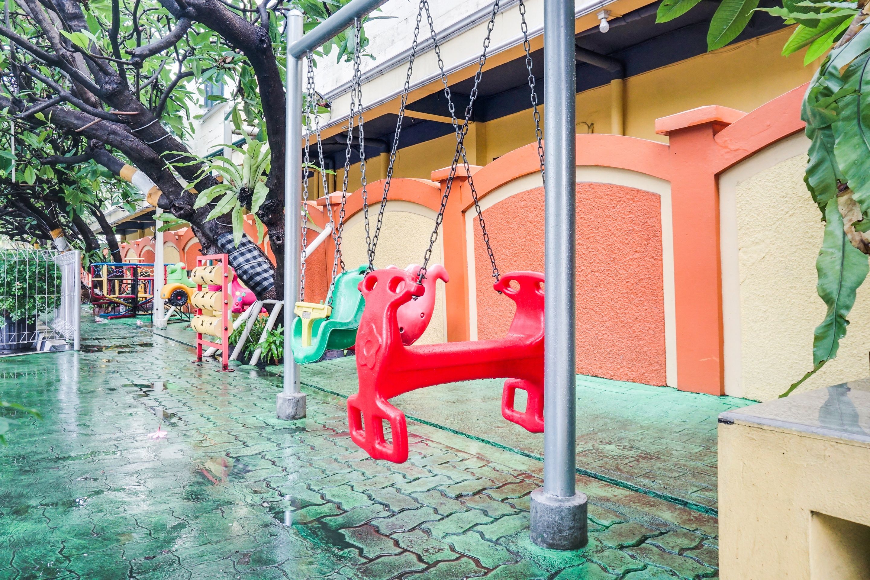 Un parque infantil con columpios y una estructura para escalar.