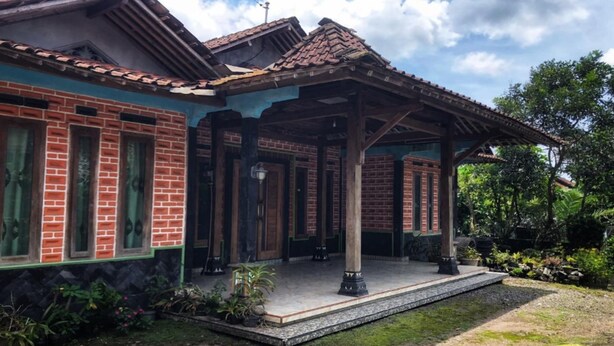 A traditional brick building with a tiled roof and a covered porch. - Hotel O Desa Wisata Tunggul ArumNearWisata Tunggularum (Kaliurang)