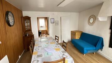 Een televisie en boeken