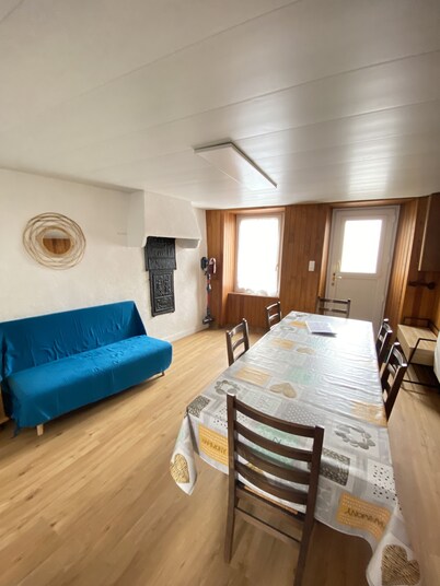 Cosy house in the heart of the village with bakery and pharmacy......