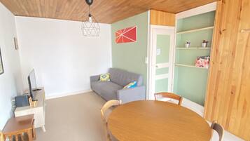 Een televisie en boeken