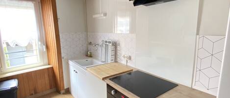 Jääkaappi, mikroaaltouuni, uuni, liesi