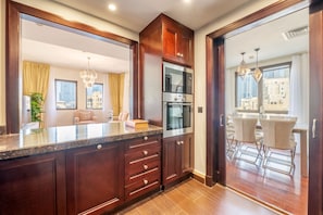 Deluxe 2BR Apartment | Private kitchen - Ultra Luxury Downtown Burj Khalifa View (Dubai)