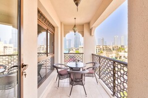 Deluxe 2BR Apartment | Balkon