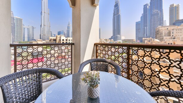 Een balkon met uitzicht op de Burj Khalifa en andere wolkenkrabbers.