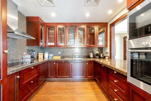 Deluxe 2BR Apartment | Eigene Küche | Großer Kühlschrank, Mikrowelle, Ofen, Herdplatte