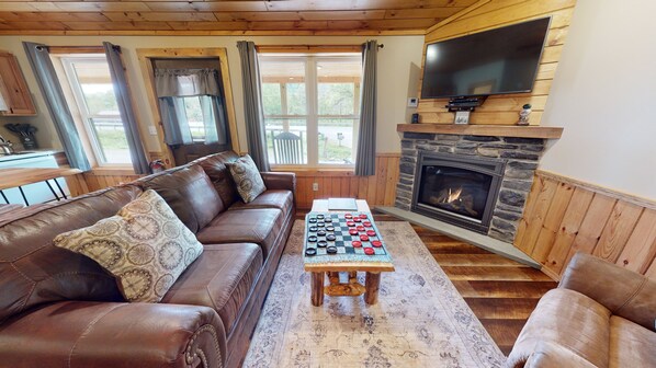 Télévision, cheminée, lecteur de DVD, baby-foot