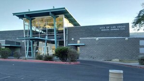 A building with a sign reading 'City of Las Vegas Municipal Swimming Pool.' - Alluring #A 1 Queen & courtyard by Fremont Str (Las Vegas)