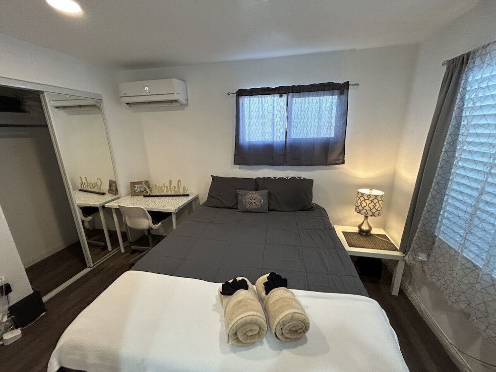 Appealing Alluring #A 1 Queen Bed & Courtyard - Las Vegas, NV