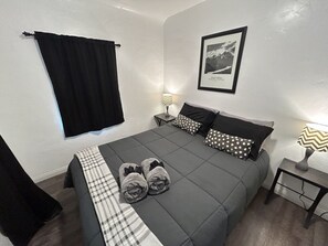2 habitaciones, escritorio, tabla de planchar con plancha y wifi gratis