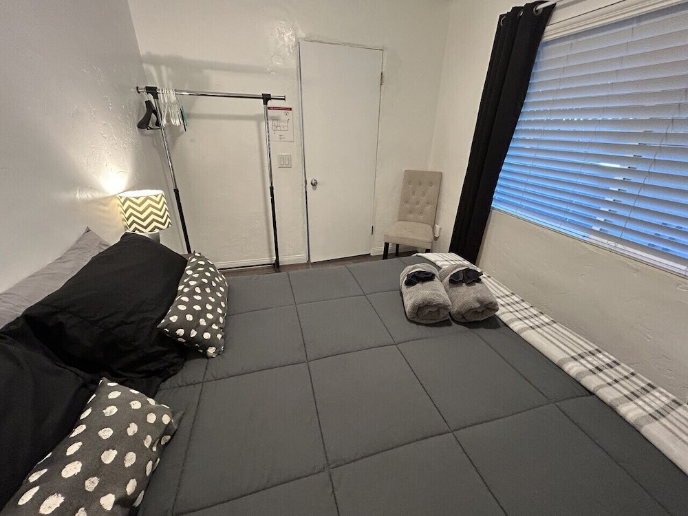 Casual #C 2queen Kids Welcome One Story By Fremont Street Pets Pay More - Las Vegas, NV