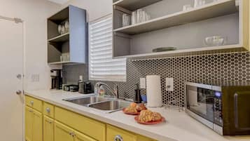 雪櫃、微波爐、焗爐、爐具