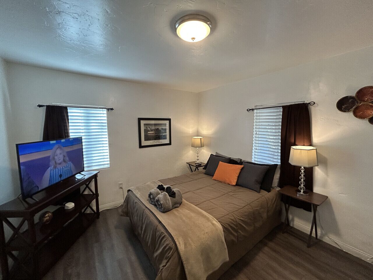 2 habitaciones, escritorio, tabla de planchar con plancha y wifi gratis 