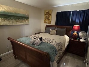 3 slaapkamers, een strijkplank/strijkijzer, gratis wifi, beddengoed
