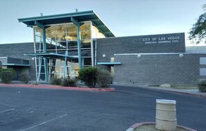 Exterior - Bungalow#B 1Queen/House by Fremont St Pets+1 Story (Las Vegas)