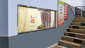 A staircase leading to a room with a window labeled "KASIR". - Hotel O Penginapan Metro Parepare (Makassar)