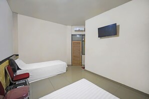 Basic Twin Room | Laptop workspace, free WiFi, bed sheets - Hotel O Penginapan Metro Parepare (Makassar)