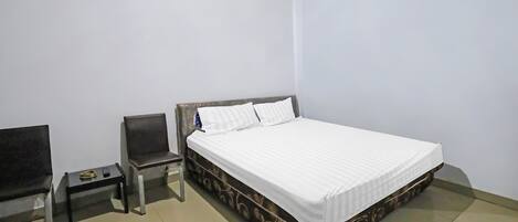 Laptop workspace, free WiFi, bed sheets