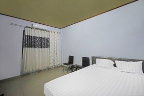 Laptop workspace, free WiFi, bed sheets - Hotel O Penginapan Metro Parepare (Makassar)