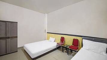 Eenvoudige Twin kamer | Een laptopwerkplek, gratis wifi, beddengoed