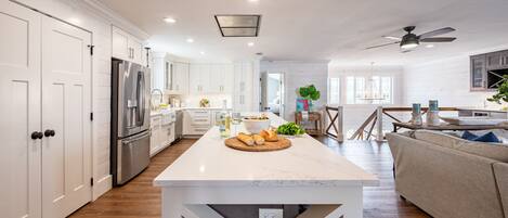 Een koelkast, een oven, een kookplaat, een vaatwasser