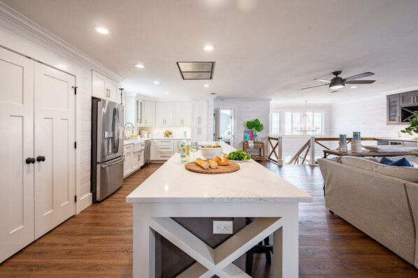 冷蔵庫、オーブン、コンロ、食器洗い機