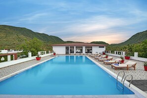 Outdoor pool - The Maharana Bagh (Udaipur)