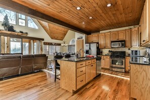 Fridge, oven, stovetop, dishwasher - Walnut Mountain Lodge (Ellijay)