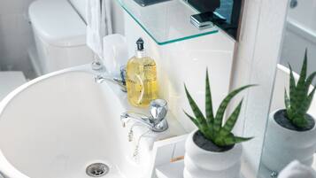 Combined shower/bathtub, hair dryer, towels