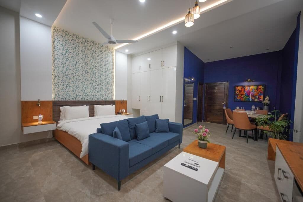 Deluxe Room | Iron/ironing board, free WiFi