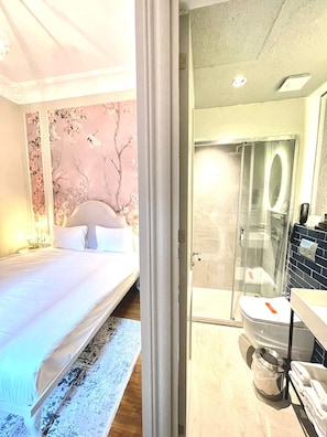 Economy Room, Non Smoking, Air conditioning | Premium bedding, minibar, in-room safe, blackout drapes